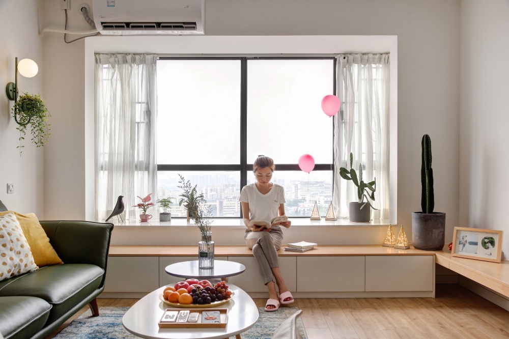 客廳木地板裝修效果圖改造一堵墻，白色+原木配色的家北歐極簡(jiǎn)客廳設(shè)計(jì)圖片賞析