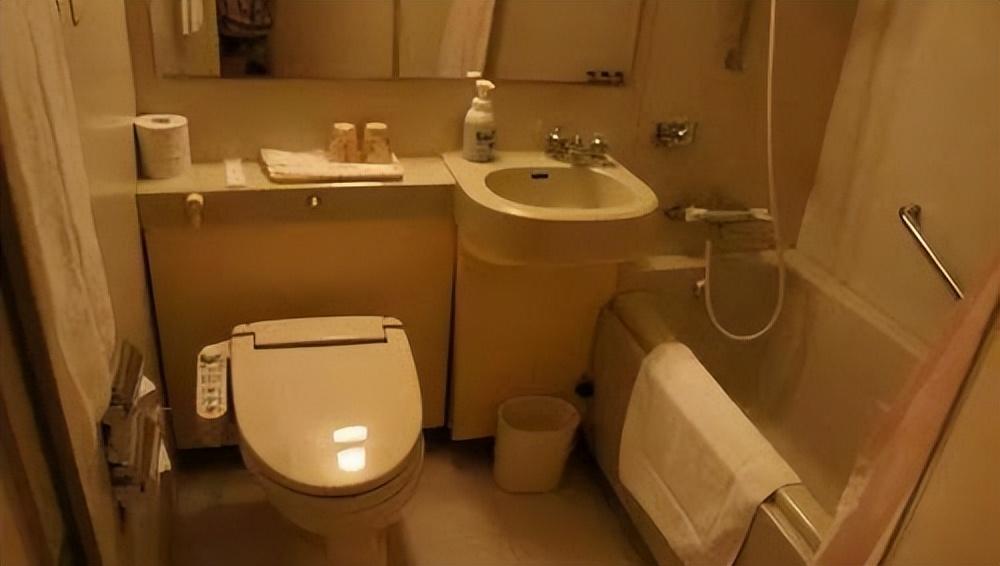 頭一次見日本衛(wèi)生間這樣設(shè)計，浴缸、馬桶還有洗手池連在一起設(shè)計