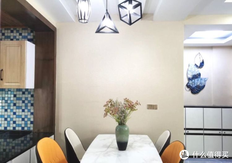 136㎡錯層大四房，優(yōu)雅的新中式裝修，衣柜里面裝廁所，誰見過？