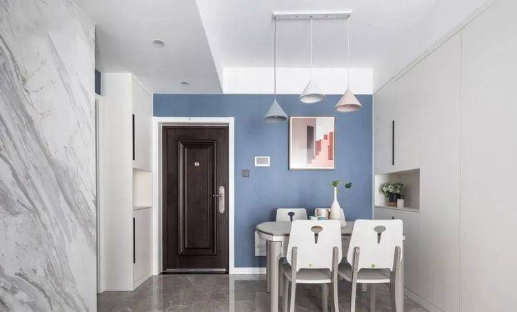 80平兩室，大理石電視墻質(zhì)感十足，餐邊柜、衣柜這樣裝，經(jīng)典實(shí)用