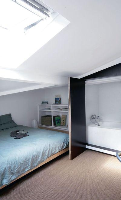 蝸居閣樓只能想辦法，斜墻上裝壁櫥式浴缸不浪費1㎡，看著卻心酸