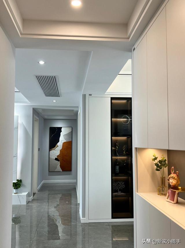 新房裝修完工，全屋定制柜子很喜歡，懸空電視墻顯得很大氣