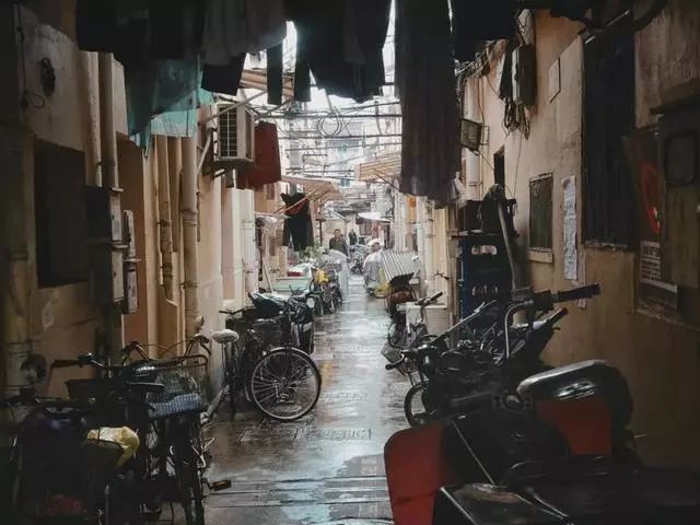 夫妻買上海遠(yuǎn)郊25㎡柴棚間，花光積蓄改陽光玻璃房，效果太意外了