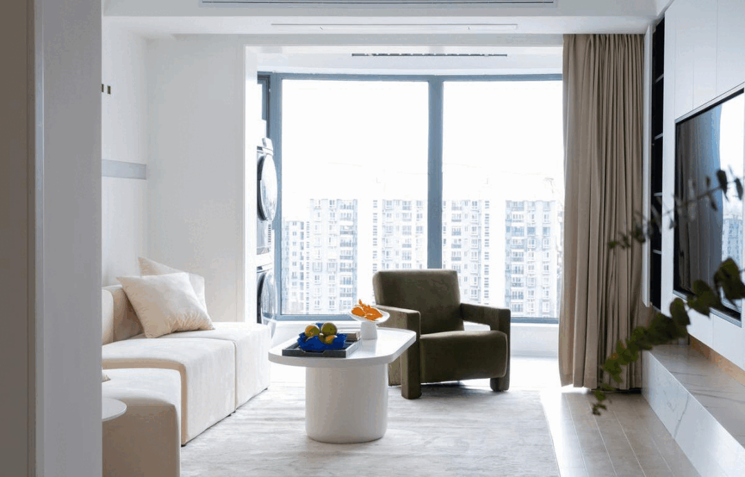 94㎡小兩居，用克萊因萊作跳色，空間既溫馨舒適又有亮點