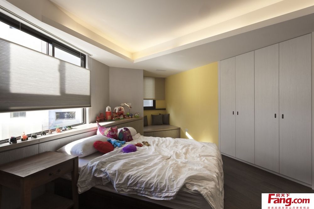 她家現(xiàn)代輕奢風(fēng)，簡(jiǎn)約大方又高級(jí)，尤其是客廳，比樣板房還漂亮