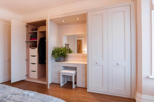 三亞裝修公司：小戶型房子裝修，臥室墻上挖三個壁櫥！