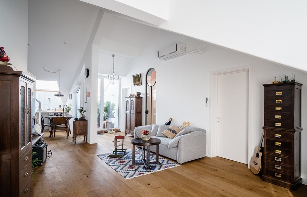 木地板裝修效果圖頂樓不規(guī)則“爛戶型”，改造后房北歐極簡(jiǎn)設(shè)計(jì)圖片賞析