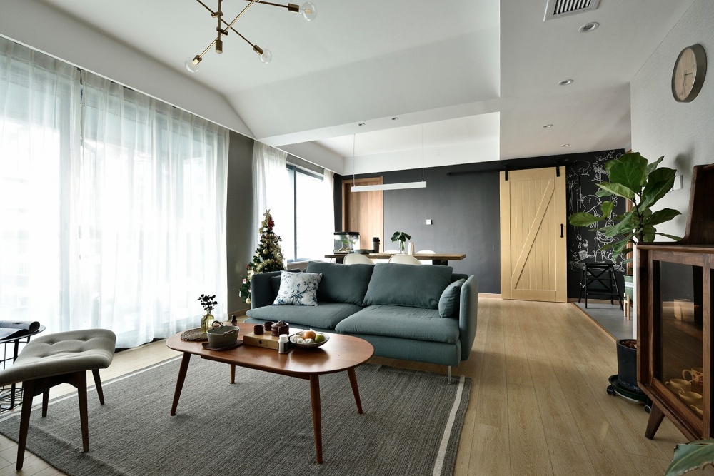 客廳窗簾裝修效果圖這個(gè)陽(yáng)臺(tái)太強(qiáng)大，兼顧養(yǎng)花、擼貓北歐極簡(jiǎn)客廳設(shè)計(jì)圖片賞析