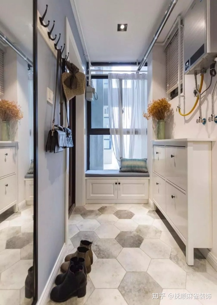 裝修效果圖：進(jìn)門就是客廳？玄關(guān)這樣設(shè)計(jì)就對(duì)了！