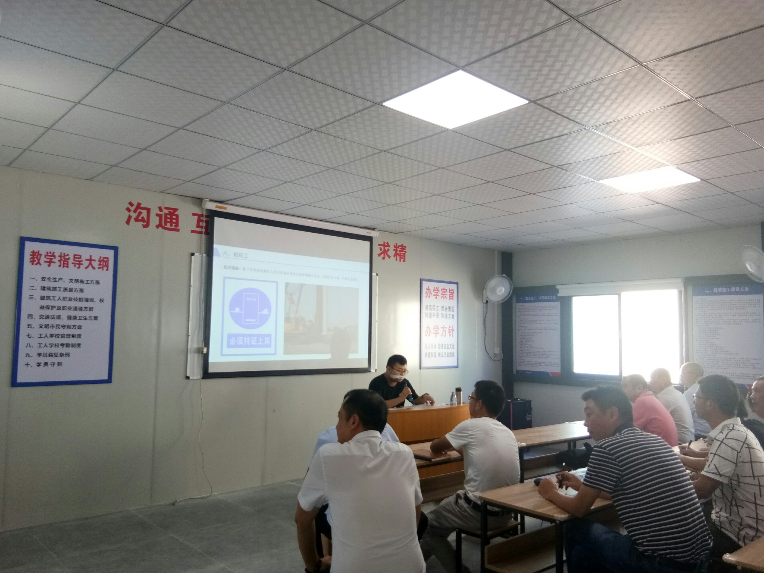 重慶室內(nèi)裝飾設(shè)計學習_學習室內(nèi)設(shè)計師_室內(nèi)裝修設(shè)計學習